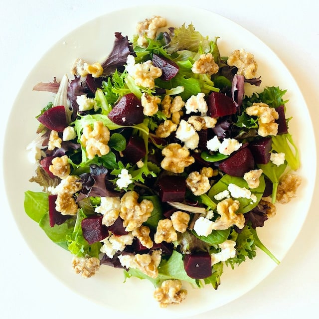 Cékla, kecskesajt és diós saláta: maximális vastartalom és karotinoidok biológiai hozzáférhetősége